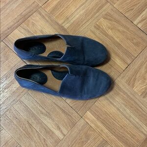 Born BOC Suree denim blue leather slip on loafer. Size 6.5